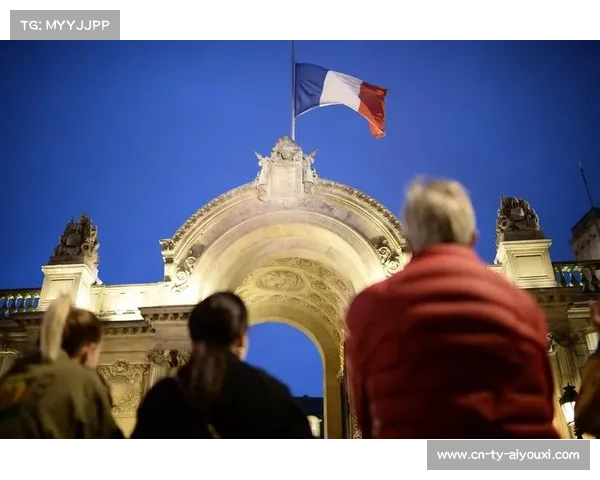 法国赛前悼念巴黎恐袭十周年，球员佩戴矢车菊徽章默哀