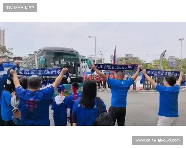 球迷机场迎接球队，表达支持